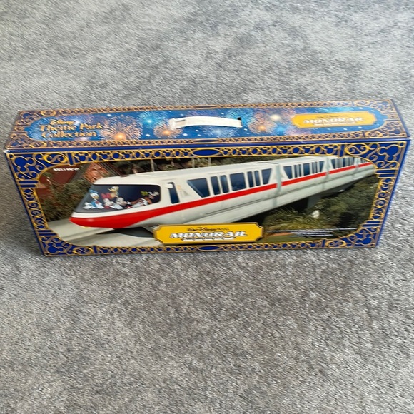 Walt Disney World Monorail set  in box  and Contemporary Resort set in box - Picture 5 of 15